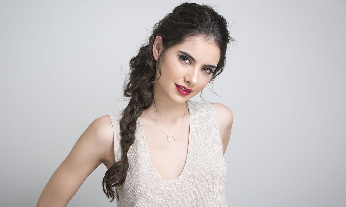 Las trenzas voluminosas —sean como sean— están a la cabeza de las trenas de moda. Llévalas messy pero superestudiadas con los productos de fijación de L’Oréal Paris.